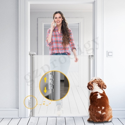 Εσωτερική υπαίθρια της Pet πύλη πλέγματος πυλών εισελκόμενη για τα σκαλοπάτια